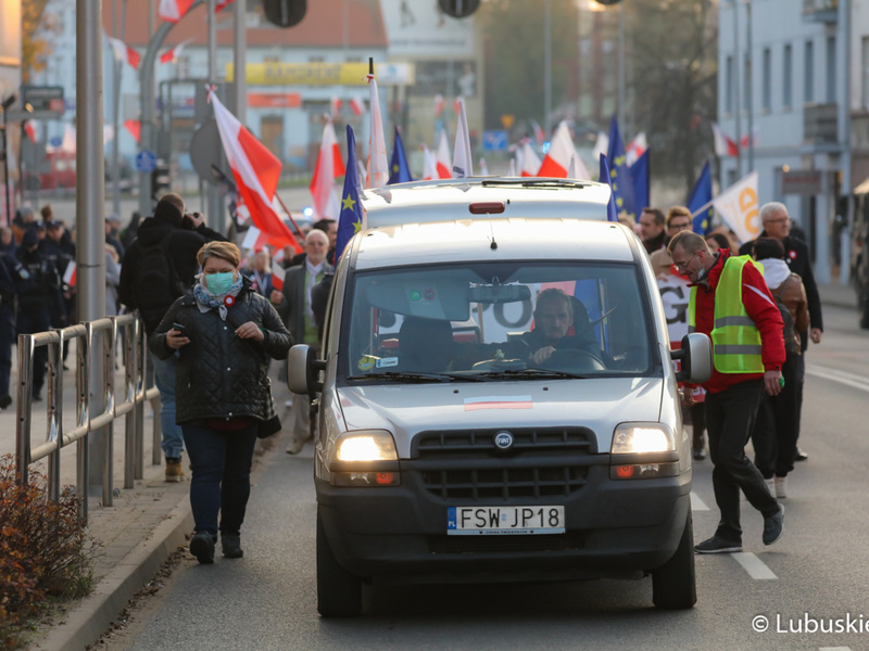 Marsz z okazji Narodowego Święta Niepodległości w Zielonej Górze pod hasłem "Niepodległa w Europie"