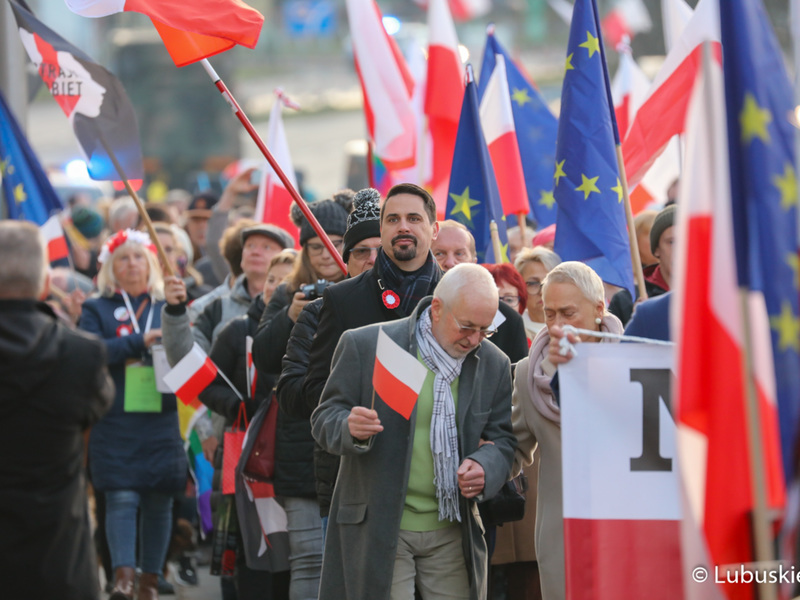Marsz z okazji Narodowego Święta Niepodległości w Zielonej Górze pod hasłem "Niepodległa w Europie"