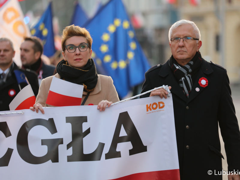 Marsz z okazji Narodowego Święta Niepodległości w Zielonej Górze pod hasłem "Niepodległa w Europie"