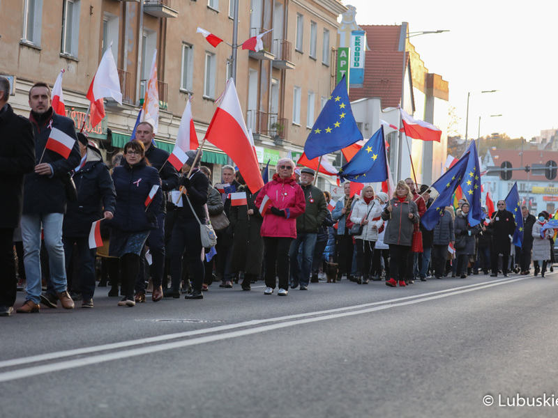 Marsz z okazji Narodowego Święta Niepodległości w Zielonej Górze pod hasłem "Niepodległa w Europie"