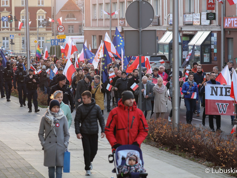 Marsz z okazji Narodowego Święta Niepodległości w Zielonej Górze pod hasłem "Niepodległa w Europie"