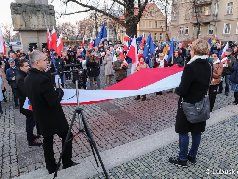 Marsz z okazji Narodowego Święta Niepodległości w Zielonej Górze pod hasłem "Niepodległa w Europie"
