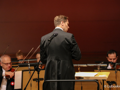 Rafał Kłoczko, dyrektor Filharmonii Zielonogórskiej z orkiestrą podczas Koncertu Symfonicznego dla Niepodległej, który odbył się ramach 30. edycji Festiwalu Smyczkowego Mistrzowie Polskiej Wiolinistyki.