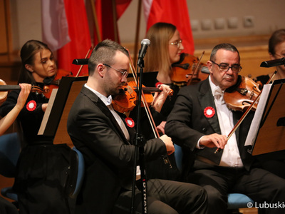 Muzycy Filharmonii Zielonogórskiej podczas Koncertu Symfonicznego dla Niepodległej, który odbył się ramach 30. edycji Festiwalu Smyczkowego Mistrzowie Polskiej Wiolinistyki.