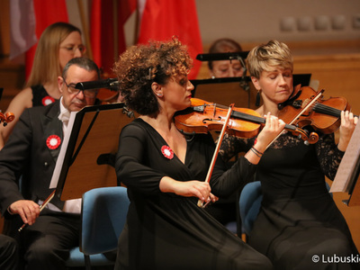 Muzycy Filharmonii Zielonogórskiej podczas Koncertu Symfonicznego dla Niepodległej, który odbył się ramach 30. edycji Festiwalu Smyczkowego Mistrzowie Polskiej Wiolinistyki.