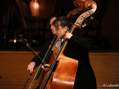 Muzycy Filharmonii Zielonogórskiej podczas Koncertu Symfonicznego dla Niepodległej, który odbył się ramach 30. edycji Festiwalu Smyczkowego Mistrzowie Polskiej Wiolinistyki.