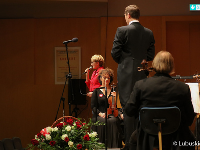Marszałek Elżbieta Anna Polak oraz muzycy Filharmonii Zielonogórskiej podczas Koncertu Symfonicznego dla Niepodległej, który odbył się ramach 30. edycji Festiwalu Smyczkowego Mistrzowie Polskiej Wiolinistyki.