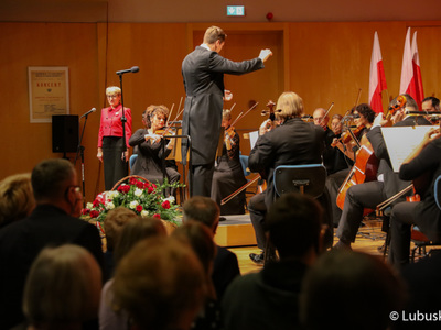 Marszałek Elżbieta Anna Polak oraz muzycy Filharmonii Zielonogórskiej podczas Koncertu Symfonicznego dla Niepodległej, który odbył się ramach 30. edycji Festiwalu Smyczkowego Mistrzowie Polskiej Wiolinistyki.