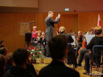 Marszałek Elżbieta Anna Polak oraz muzycy Filharmonii Zielonogórskiej podczas Koncertu Symfonicznego dla Niepodległej, który odbył się ramach 30. edycji Festiwalu Smyczkowego Mistrzowie Polskiej Wiolinistyki.