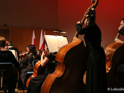 Muzycy Filharmonii Zielonogórskiej podczas Koncertu Symfonicznego dla Niepodległej, który odbył się ramach 30. edycji Festiwalu Smyczkowego Mistrzowie Polskiej Wiolinistyki.
