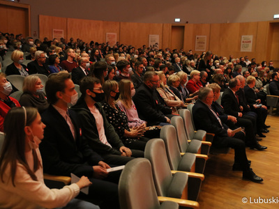 Widzowie podczas Koncertu Symfonicznego dla Niepodległej, który odbył się w Filharmonii Zielonogórskiej ramach 30. edycji Festiwalu Smyczkowego Mistrzowie Polskiej Wiolinistyki.