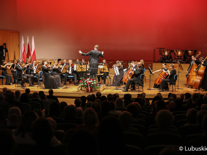 Muzycy Filharmonii Zielonogórskiej podczas Koncertu Symfonicznego dla Niepodległej, który odbył się ramach 30. edycji Festiwalu Smyczkowego Mistrzowie Polskiej Wiolinistyki.
