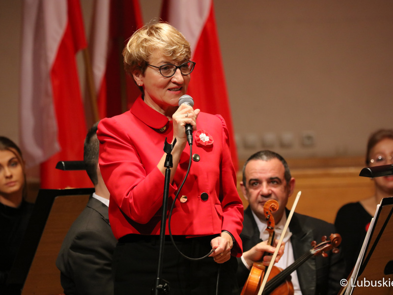 Wystąpienie Marszałek Elżbiety Anny Polak podczas Koncertu Symfonicznego dla Niepodległej, który odbył się w Filharmonii Zielonogórskiej ramach 30. edycji Festiwalu Smyczkowego Mistrzowie Polskiej Wiolinistyki.