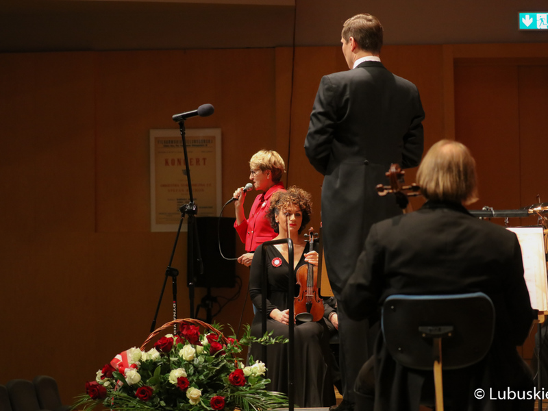 Marszałek Elżbieta Anna Polak oraz muzycy Filharmonii Zielonogórskiej podczas Koncertu Symfonicznego dla Niepodległej, który odbył się ramach 30. edycji Festiwalu Smyczkowego Mistrzowie Polskiej Wiolinistyki.