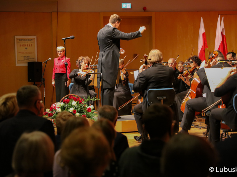 Marszałek Elżbieta Anna Polak oraz muzycy Filharmonii Zielonogórskiej podczas Koncertu Symfonicznego dla Niepodległej, który odbył się ramach 30. edycji Festiwalu Smyczkowego Mistrzowie Polskiej Wiolinistyki.
