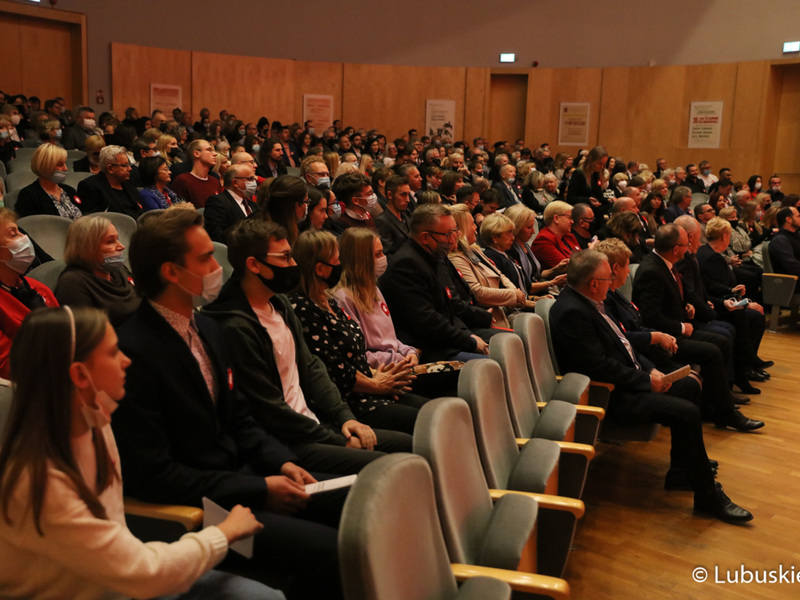 Widzowie podczas Koncertu Symfonicznego dla Niepodległej, który odbył się w Filharmonii Zielonogórskiej ramach 30. edycji Festiwalu Smyczkowego Mistrzowie Polskiej Wiolinistyki.