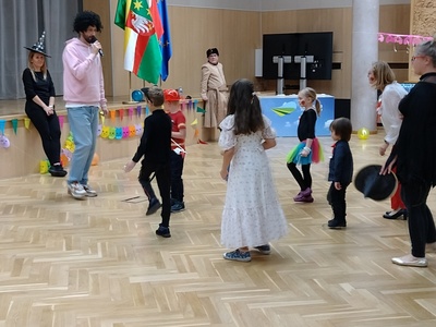 Bal równości i niepodległości - zabawa najmłodszych