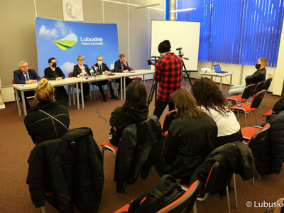 Konferencja prasowa Zarządu Województwa Lubuskiego dotycząca doniesień medialnych na temat budżetu województwa na 2022 rok oraz działalności posła Łukasza Mejzy