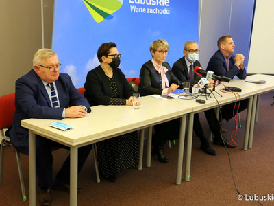 Konferencja prasowa Zarządu Województwa Lubuskiego dotycząca doniesień medialnych na temat budżetu województwa na 2022 rok oraz działalności posła Łukasza Mejzy