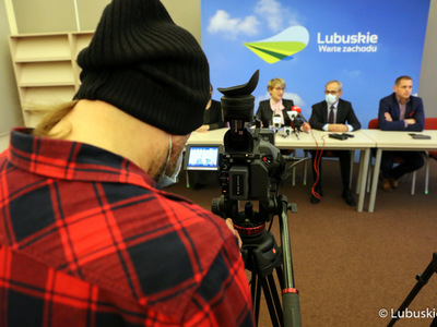 Konferencja prasowa Zarządu Województwa Lubuskiego dotycząca doniesień medialnych na temat budżetu województwa na 2022 rok oraz działalności posła Łukasza Mejzy
