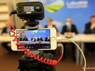 Konferencja prasowa Zarządu Województwa Lubuskiego dotycząca doniesień medialnych na temat budżetu województwa na 2022 rok oraz działalności posła Łukasza Mejzy