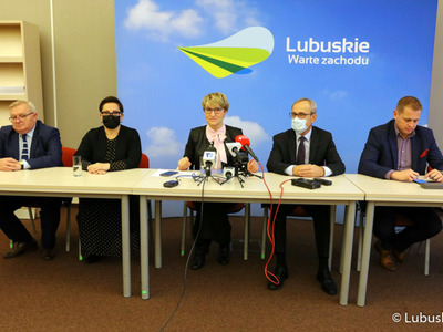Konferencja prasowa Zarządu Województwa Lubuskiego dotycząca doniesień medialnych na temat budżetu województwa na 2022 rok oraz działalności posła Łukasza Mejzy