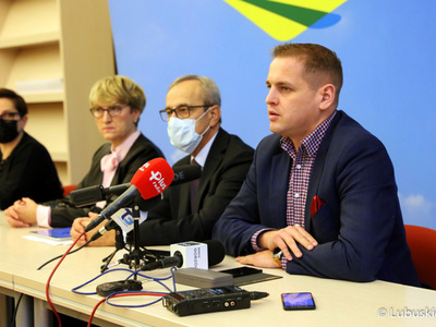 Konferencja prasowa Zarządu Województwa Lubuskiego dotycząca doniesień medialnych na temat budżetu województwa na 2022 rok oraz działalności posła Łukasza Mejzy