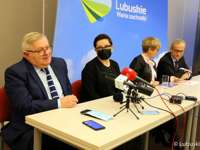 Konferencja prasowa Zarządu Województwa Lubuskiego dotycząca doniesień medialnych na temat budżetu województwa na 2022 rok oraz działalności posła Łukasza Mejzy