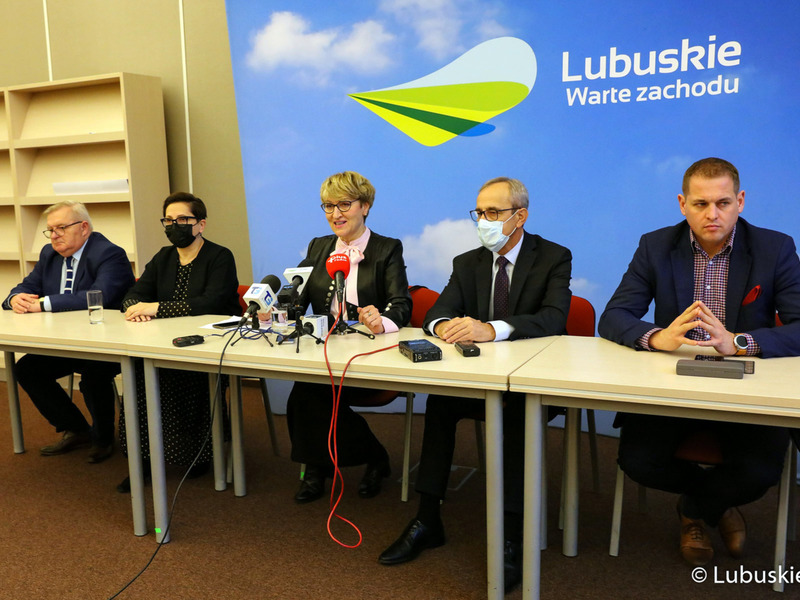 Konferencja prasowa Zarządu Województwa Lubuskiego dotycząca doniesień medialnych na temat budżetu województwa na 2022 rok oraz działalności posła Łukasza Mejzy