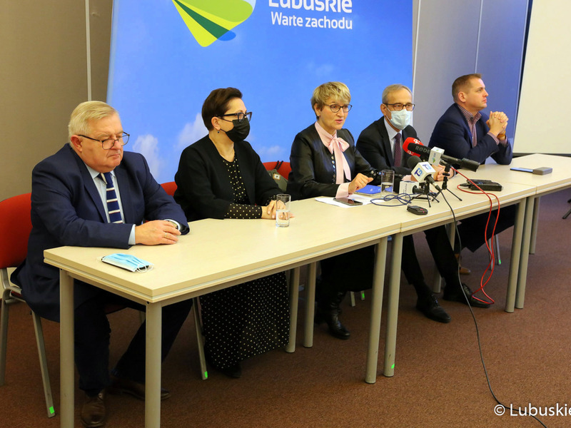 Konferencja prasowa Zarządu Województwa Lubuskiego dotycząca doniesień medialnych na temat budżetu województwa na 2022 rok oraz działalności posła Łukasza Mejzy