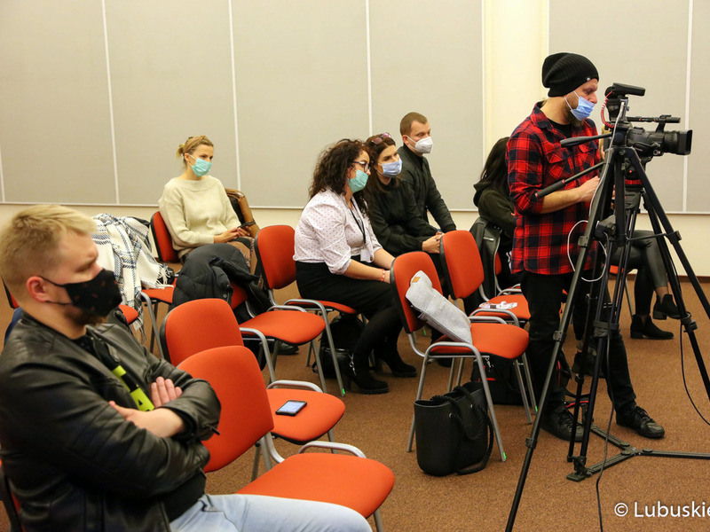 Konferencja prasowa Zarządu Województwa Lubuskiego dotycząca doniesień medialnych na temat budżetu województwa na 2022 rok oraz działalności posła Łukasza Mejzy