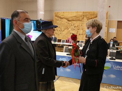Marszałek Elżbieta Anna Polak oraz przewodniczący sejmiku Wacław Maciuszonek podczas listopadowej sesji wręczyli „Odznaki Honorowe za Zasługi dla Województwa Lubuskiego”.
