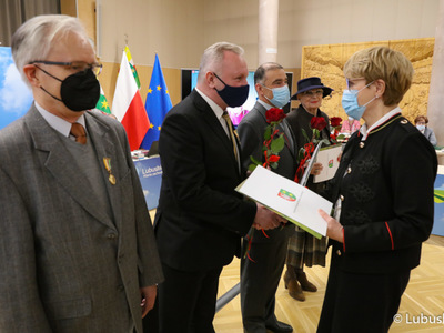 Marszałek Elżbieta Anna Polak oraz przewodniczący sejmiku Wacław Maciuszonek podczas listopadowej sesji wręczyli „Odznaki Honorowe za Zasługi dla Województwa Lubuskiego”.
