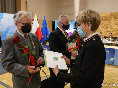 Marszałek Elżbieta Anna Polak oraz przewodniczący sejmiku Wacław Maciuszonek podczas listopadowej sesji wręczyli „Odznaki Honorowe za Zasługi dla Województwa Lubuskiego”.
