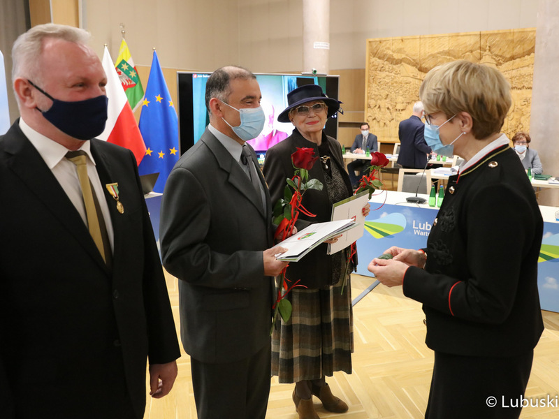 Marszałek Elżbieta Anna Polak oraz przewodniczący sejmiku Wacław Maciuszonek podczas listopadowej sesji wręczyli „Odznaki Honorowe za Zasługi dla Województwa Lubuskiego”.