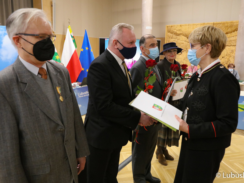 Marszałek Elżbieta Anna Polak oraz przewodniczący sejmiku Wacław Maciuszonek podczas listopadowej sesji wręczyli „Odznaki Honorowe za Zasługi dla Województwa Lubuskiego”.