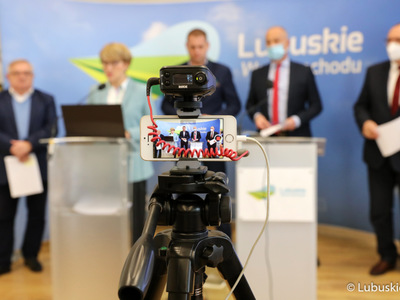 Konferencja prasowa Zarządu Województwa Lubuskiego dotycząca projektu budżetu na 2022 rok. Od lewej stoją: członek zarządu Tadeusz Jędrzejczak, marszałek Elżbieta Anna Polak, wicemarszałek Łukasz Porycki, członek zarządu Marcin Jabłoński oraz wicemarszałek Stanisław Tomczyszyn.