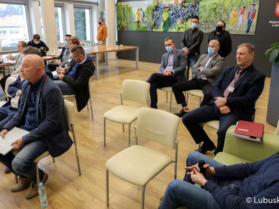 Uczestnicy konferencji prasowej dotyczącej projektu budżetu woj. lubuskiego na 2022 rok