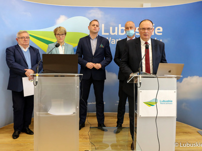 Konferencja prasowa Zarządu Województwa Lubuskiego dotycząca projektu budżetu na 2022 rok. Od lewej stoją: członek zarządu Tadeusz Jędrzejczak, marszałek Elżbieta Anna Polak, wicemarszałek Łukasz Porycki, członek zarządu Marcin Jabłoński oraz wicemarszałek Stanisław Tomczyszyn (przy mirkofonie).