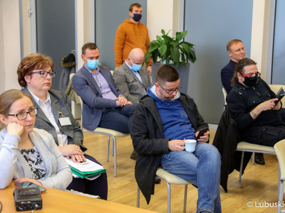 Uczestnicy konferencji prasowej dotyczącej projektu budżetu woj. lubuskiego na 2022 rok