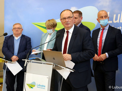Konferencja prasowa Zarządu Województwa Lubuskiego dotycząca projektu budżetu na 2022 rok. Przy mikrofonie wicemarszałek Stanisław Tomczyszyn. Z tyłu od lewej stoją: członek zarządu Tadeusz Jędrzejczak, marszałek Elżbieta Anna Polak, wicemarszałek Łukasz Porycki oraz członek zarządu Marcin Jabłoński.