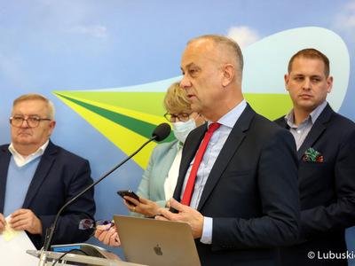 Konferencja prasowa Zarządu Województwa Lubuskiego dotycząca projektu budżetu na 2022 rok. Przy mikrofonie członek zarządu Marcin Jabłoński. Z tyłu od lewej stoją: członek zarządu Tadeusz Jędrzejczak, marszałek Elżbieta Anna Polak oraz wicemarszałek Łukasz Porycki.
