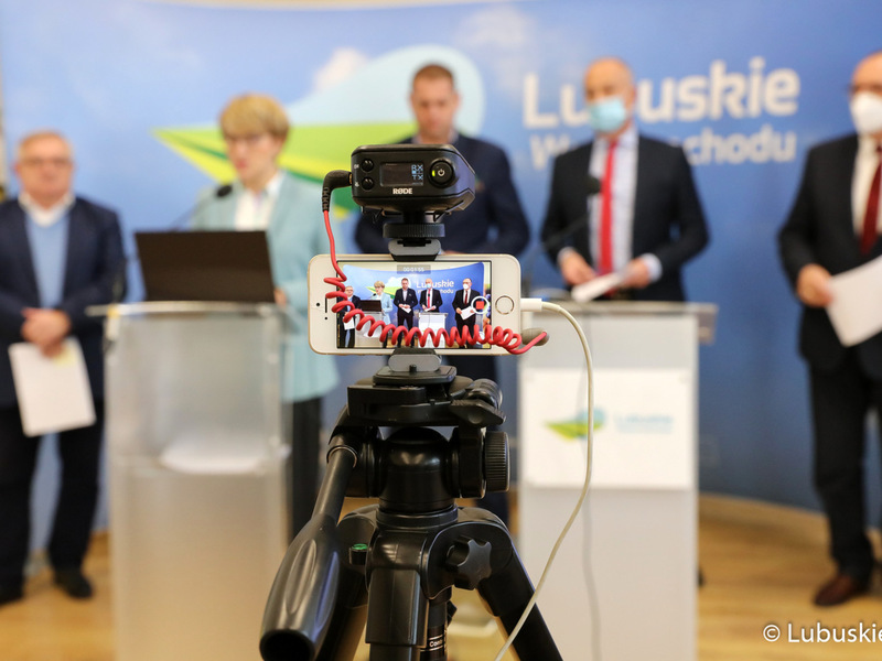 Konferencja prasowa Zarządu Województwa Lubuskiego dotycząca projektu budżetu na 2022 rok. Od lewej stoją: członek zarządu Tadeusz Jędrzejczak, marszałek Elżbieta Anna Polak, wicemarszałek Łukasz Porycki, członek zarządu Marcin Jabłoński oraz wicemarszałek Stanisław Tomczyszyn.