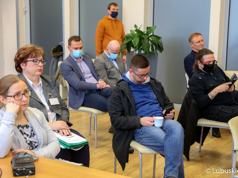 Uczestnicy konferencji prasowej dotyczącej projektu budżetu woj. lubuskiego na 2022 rok
