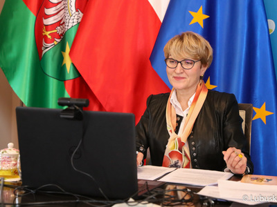 Marszałek Elżbieta Anna Polak podczas debaty na temat przemocy wobec kobiet  