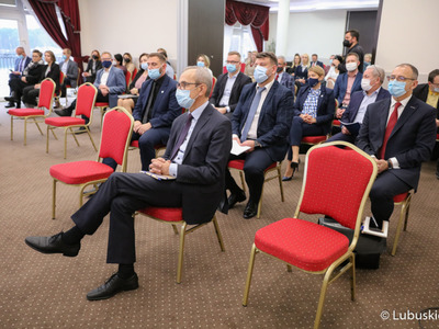 Uczestnicy Lubuskiego Forum Innowacyjności w Lubniewicach z udziałem marszałek Elżbiety Anny Polak oraz członków zarządu woj. lubuskiego: Marcina Jabłońskiego, Stanisława Tomczyszyna oraz Łukasza Poryckiego.