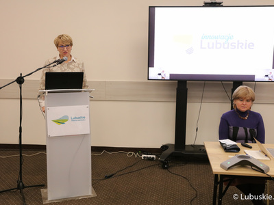 Marszałek Elżbieta Anna Polak przemawia podczas Lubuskiego Forum Innowacyjności w Lubniewicach. 