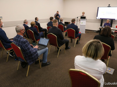 Uczestnicy Lubuskiego Forum Innowacyjności w Lubniewicach. Przy mównicy marszałek Elżbieta Anna Polak.