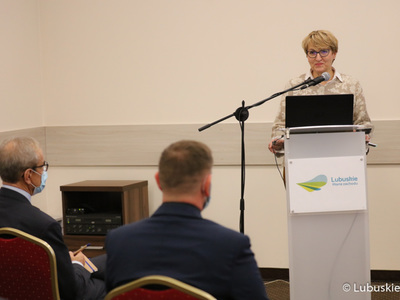 Marszałek Elżbieta Anna Polak przemawia podczas Lubuskiego Forum Innowacyjności w Lubniewicach. 