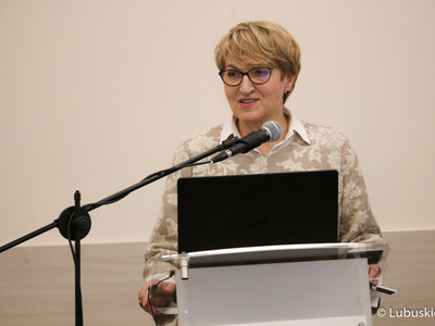 Marszałek Elżbieta Anna Polak przemawia podczas Lubuskiego Forum Innowacyjności w Lubniewicach. 